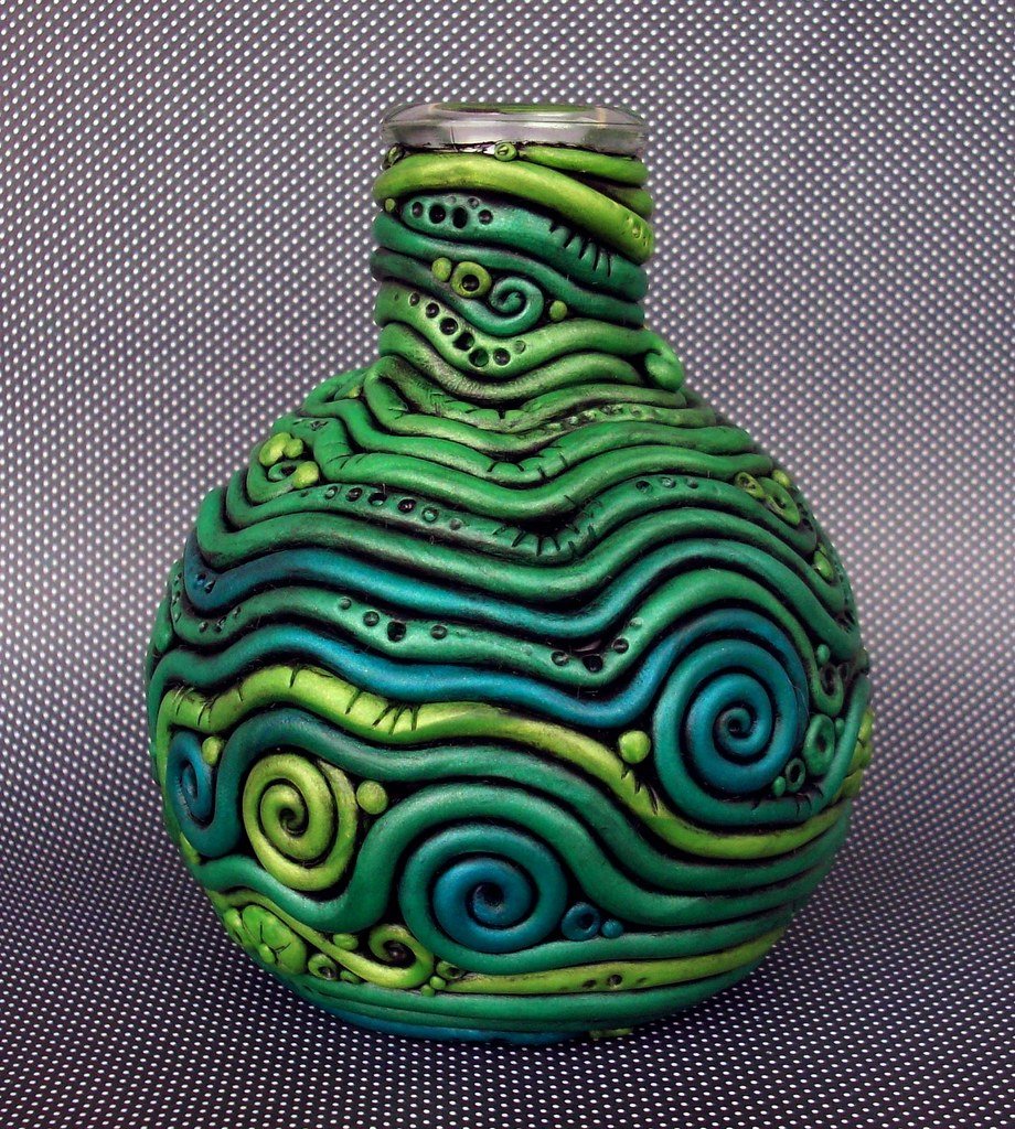 Кувшин из пластилина. Керамика из жгутиков. Декор вазы полимерной глиной. Украшение вазы пластилином. Декор вазы пластилином.