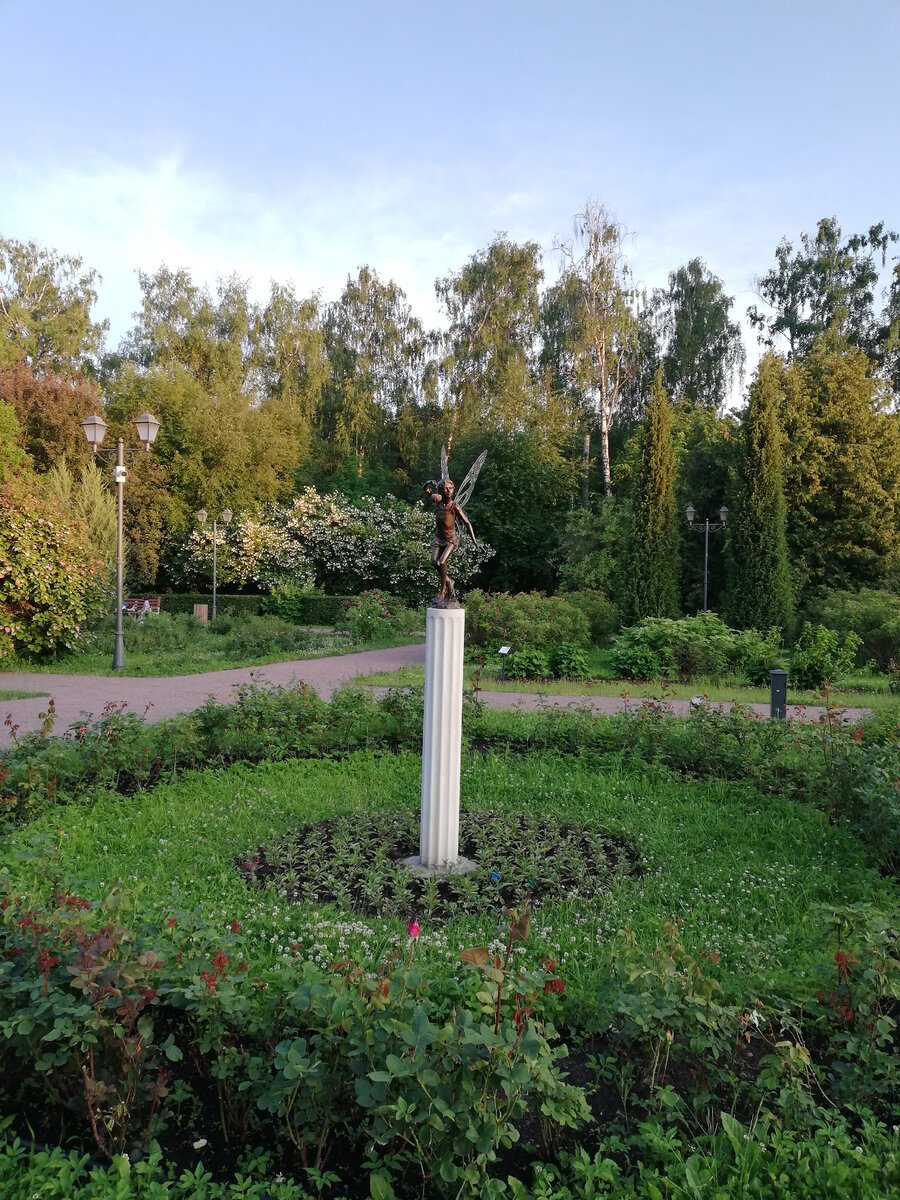 Скульптура в большом розарии