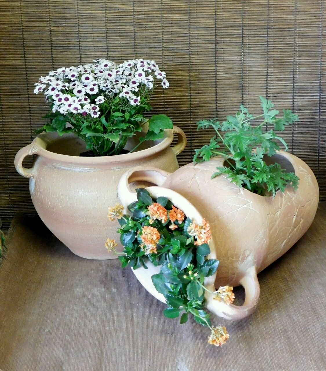 Цветочные горшки в саду