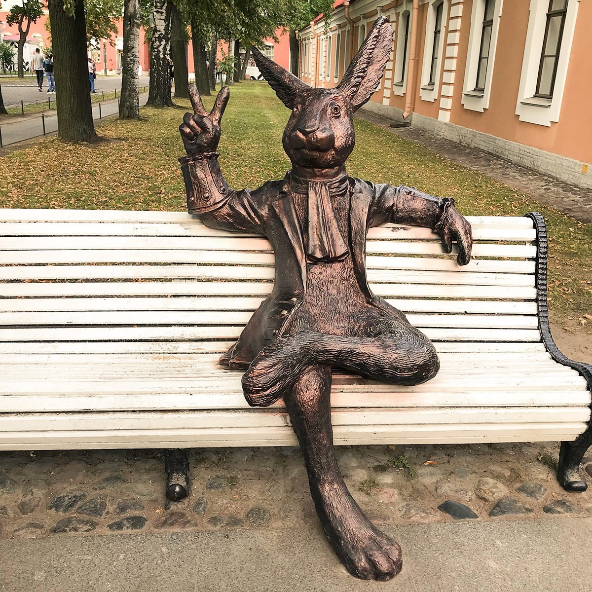 Памятник зайцу в Санкт-Петербурге в Петропавловской крепости