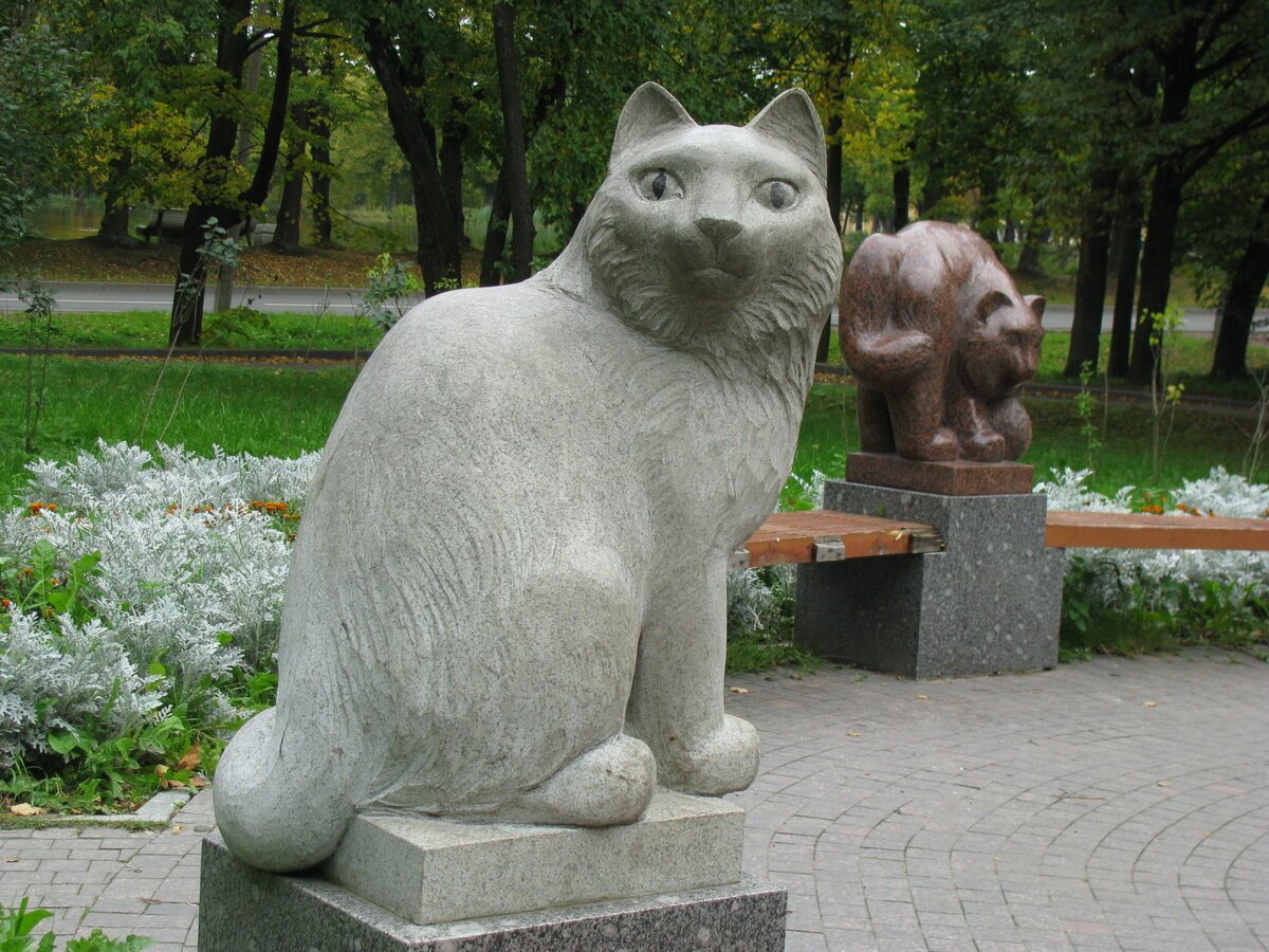 Памятник котам в Петергофе