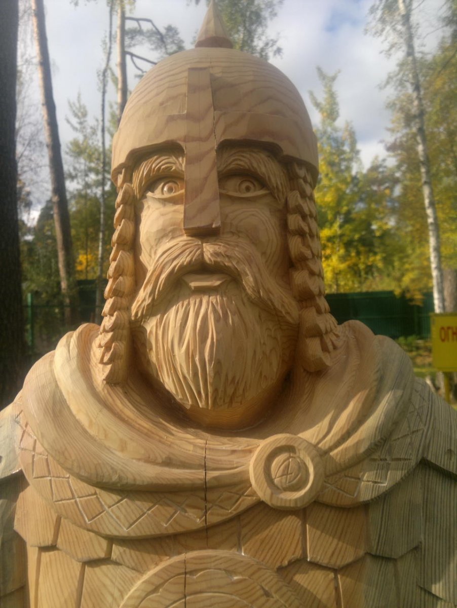 Голова богатыря на зеленом острове в Черкесске