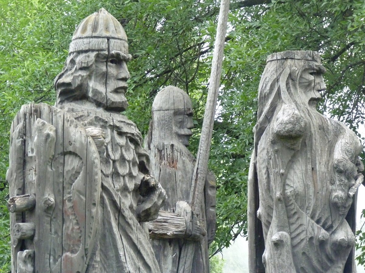Деревянная скульптура богатырь