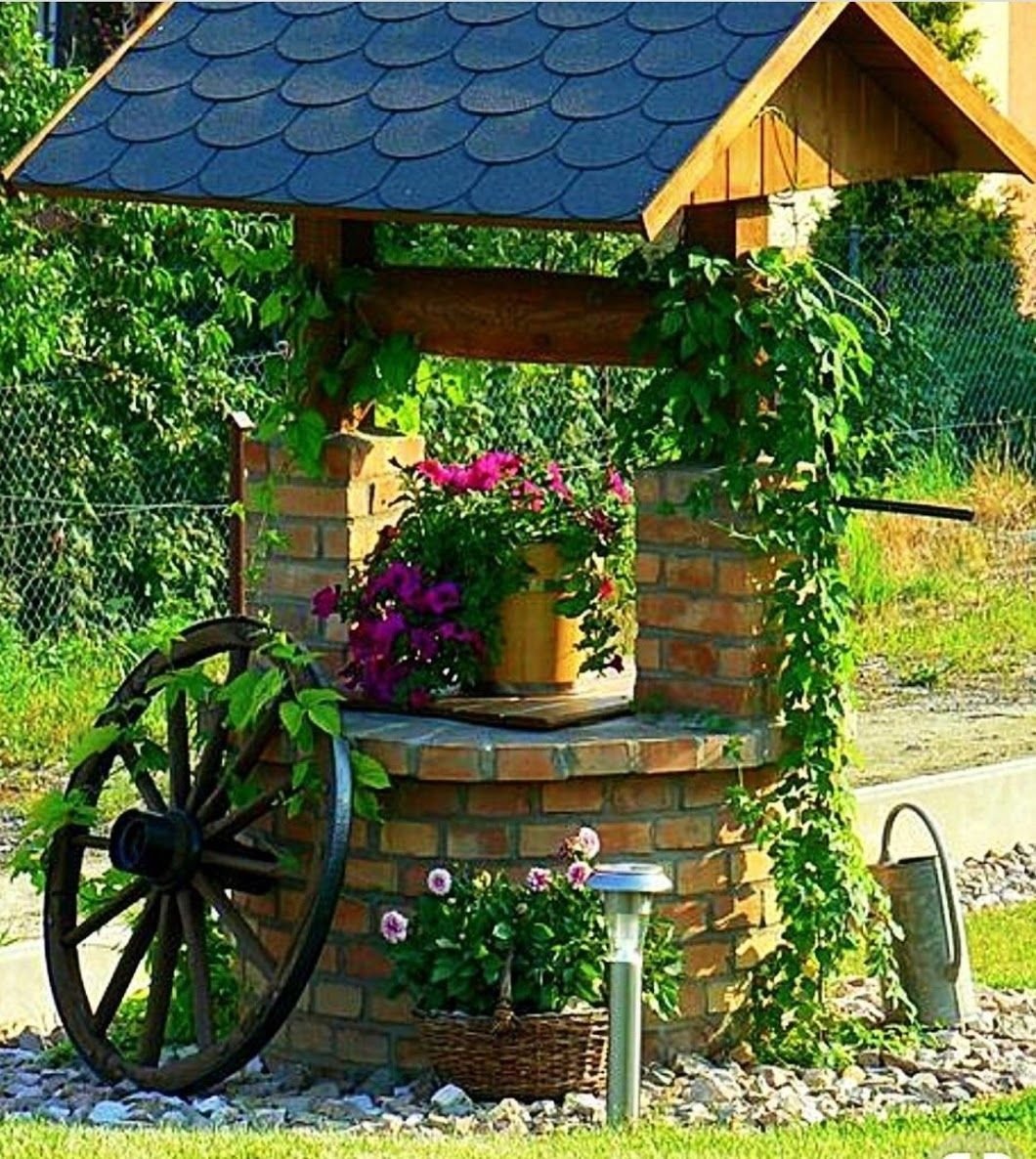 Красивый колодец на даче