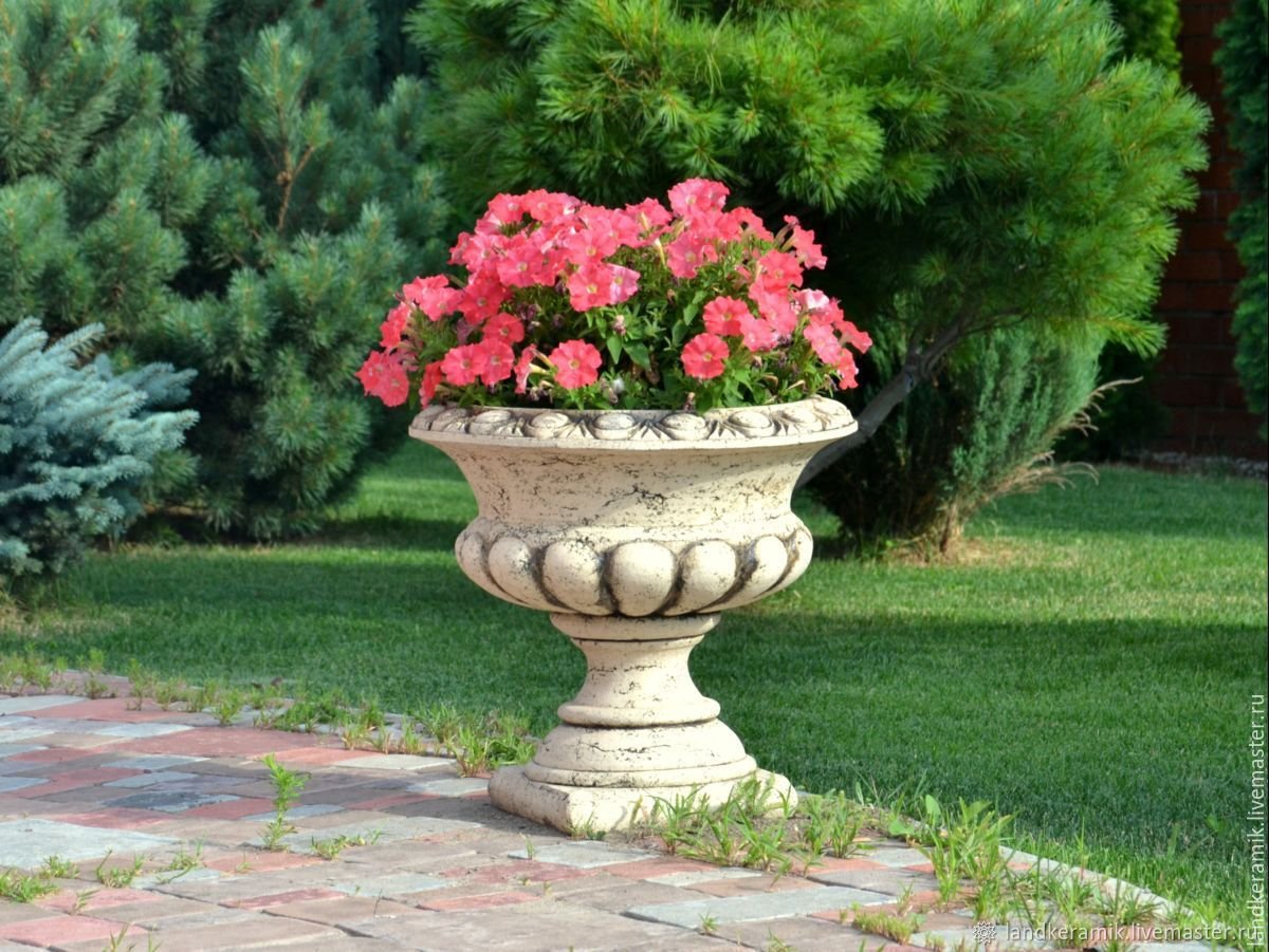 Уличные вазоны с цветами