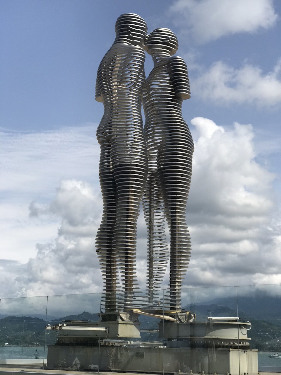 Батуми памятник влюбленным