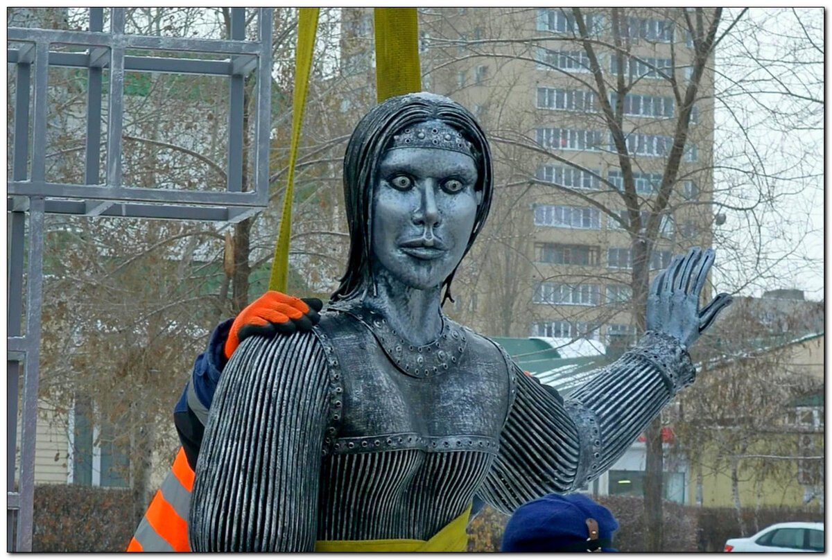 Памятник Аленке в Нововоронеже