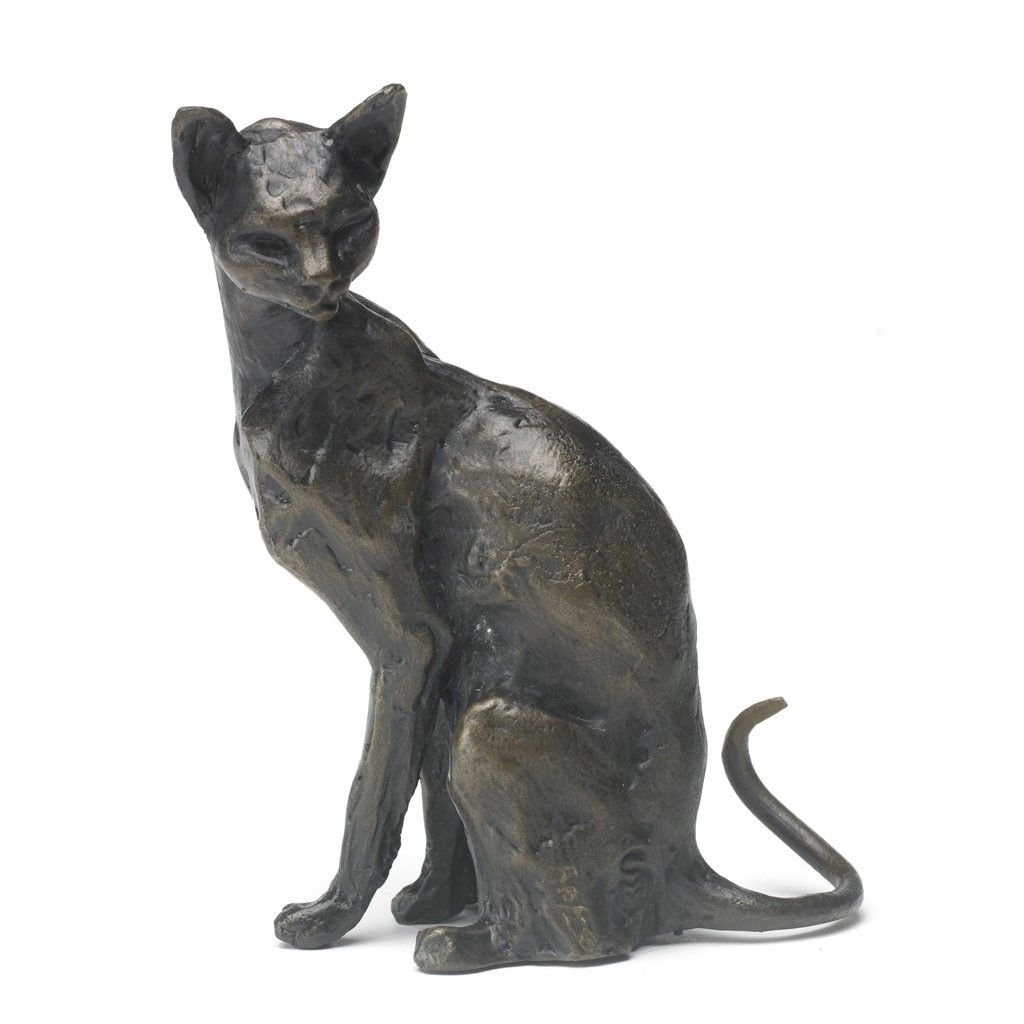 Кошка сидит скульптура