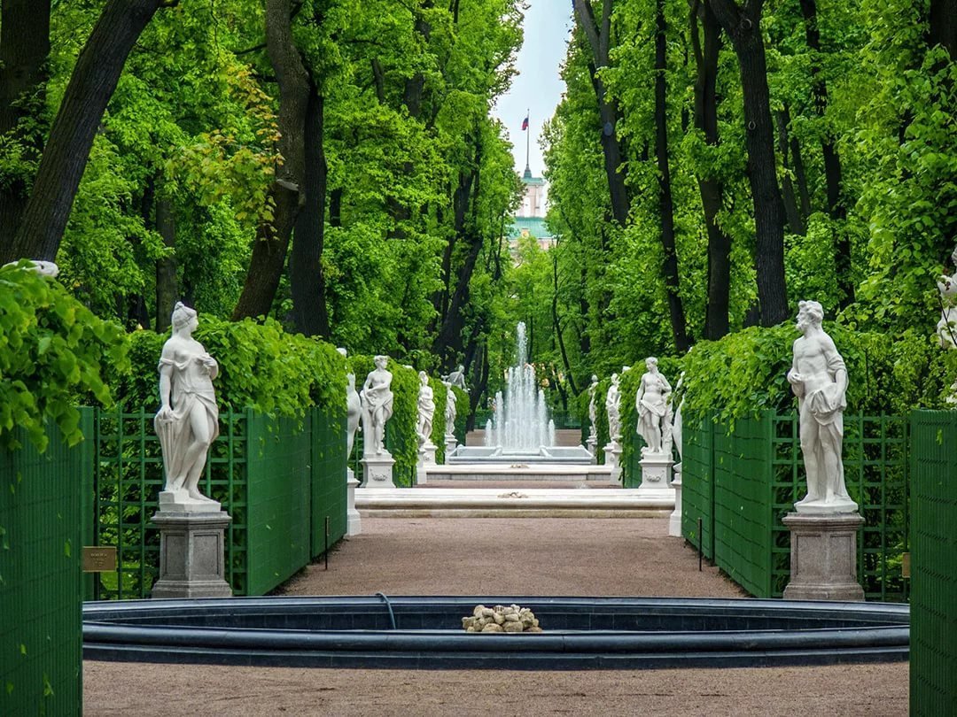 Скульптуры в петровском парке