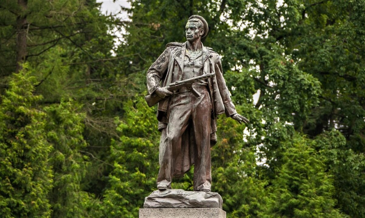 Памятник разгильдяю Балтийского флота