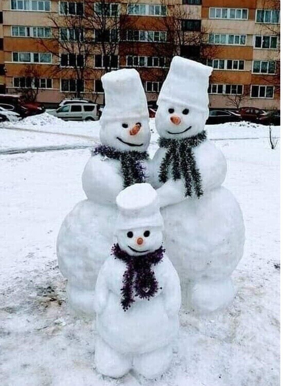 Веселые Снеговики из снега