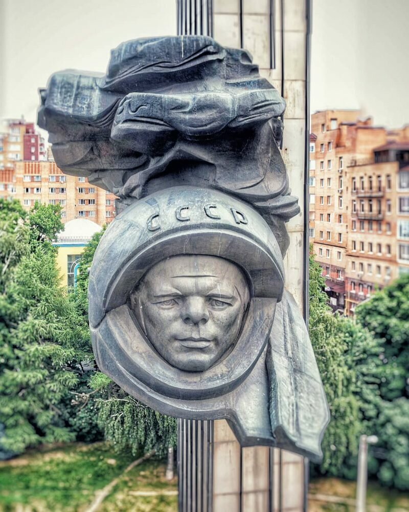 Барельеф Юрия Гагарина в Калуге