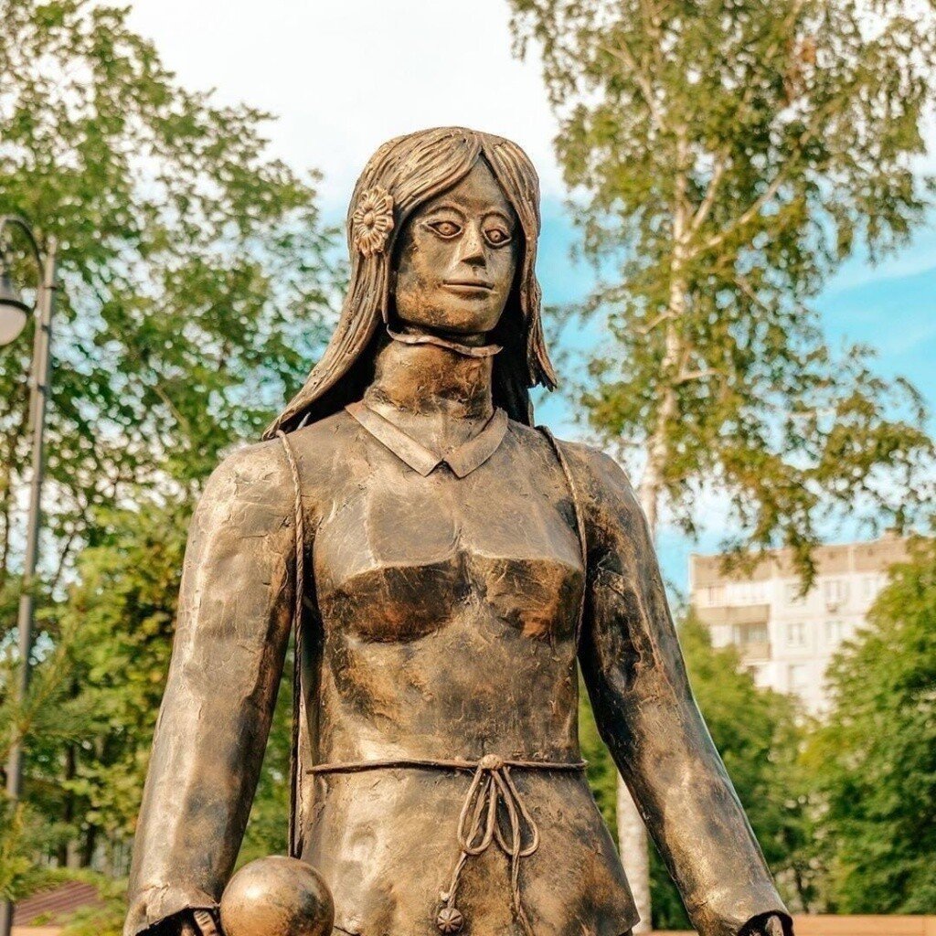 Памятник Аленке в Новосибирске