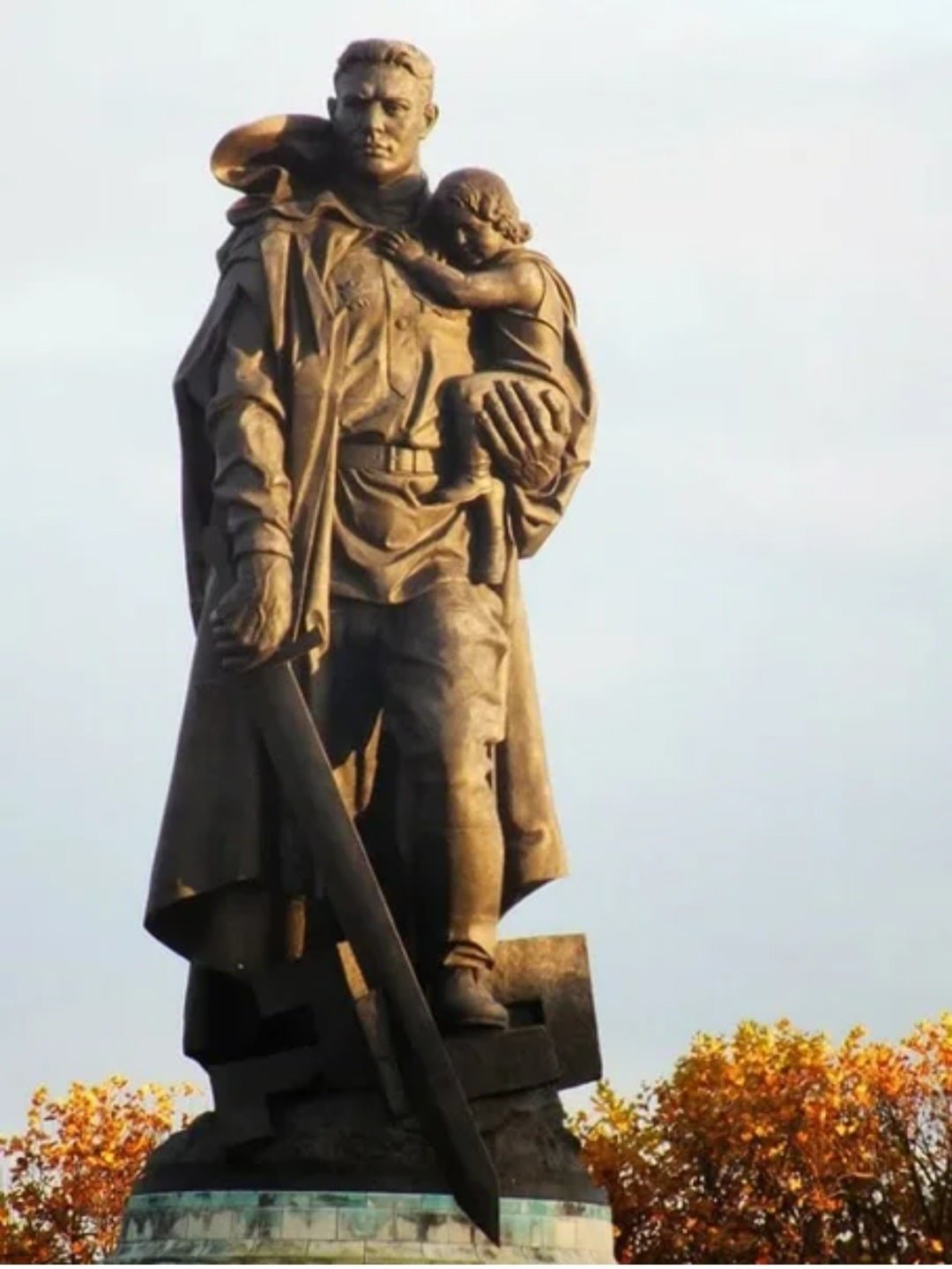 Памятник солдату освободителю в Берлине с девочкой на руках
