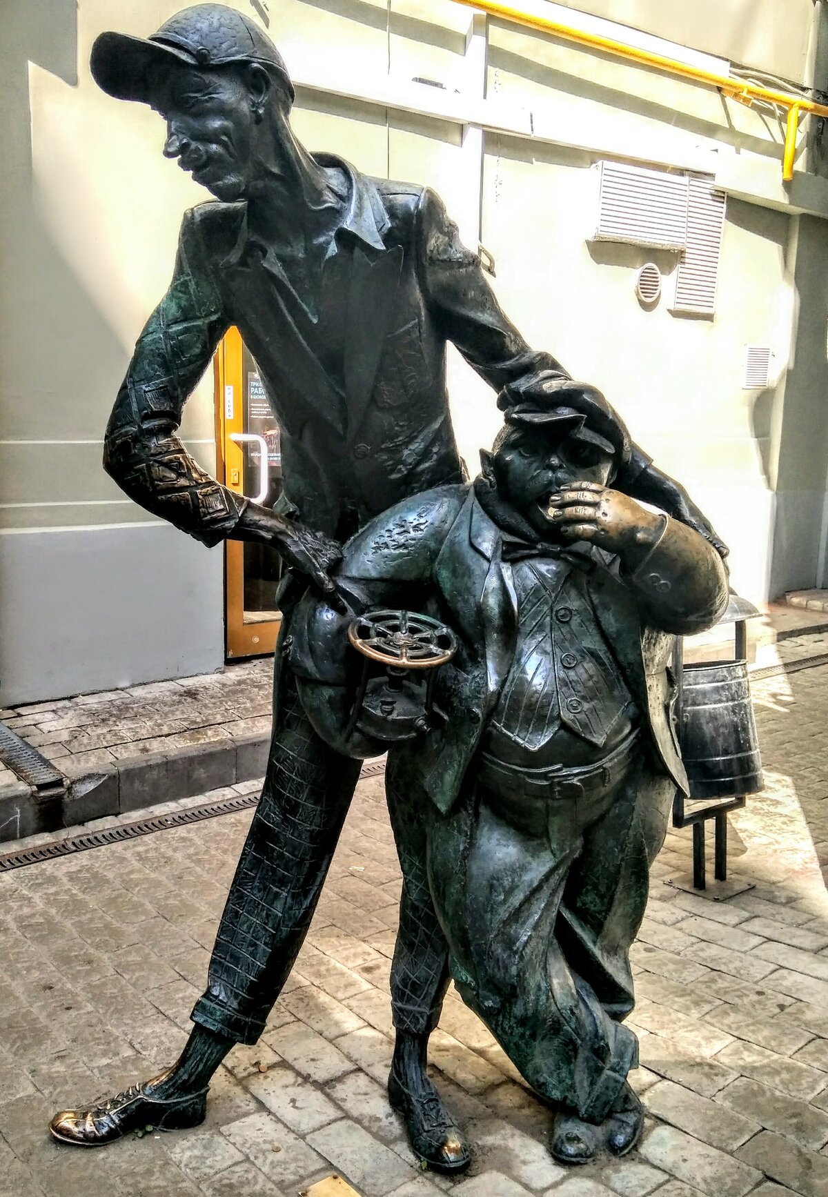 Памятник коту бегемоту и Коровьеву Москва