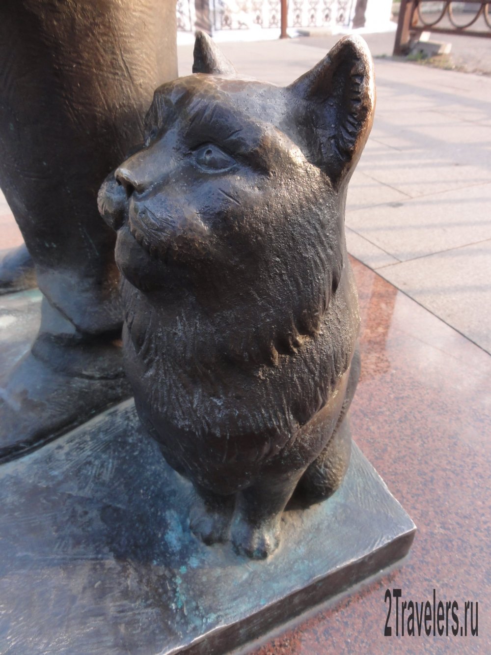 Кот Бегемот на Патриарших прудах
