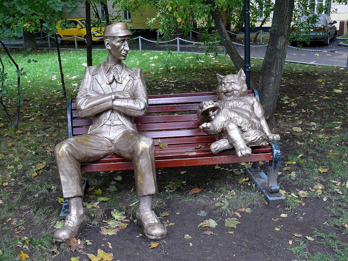 Памятник бегемоту и Коровьеву в Москве