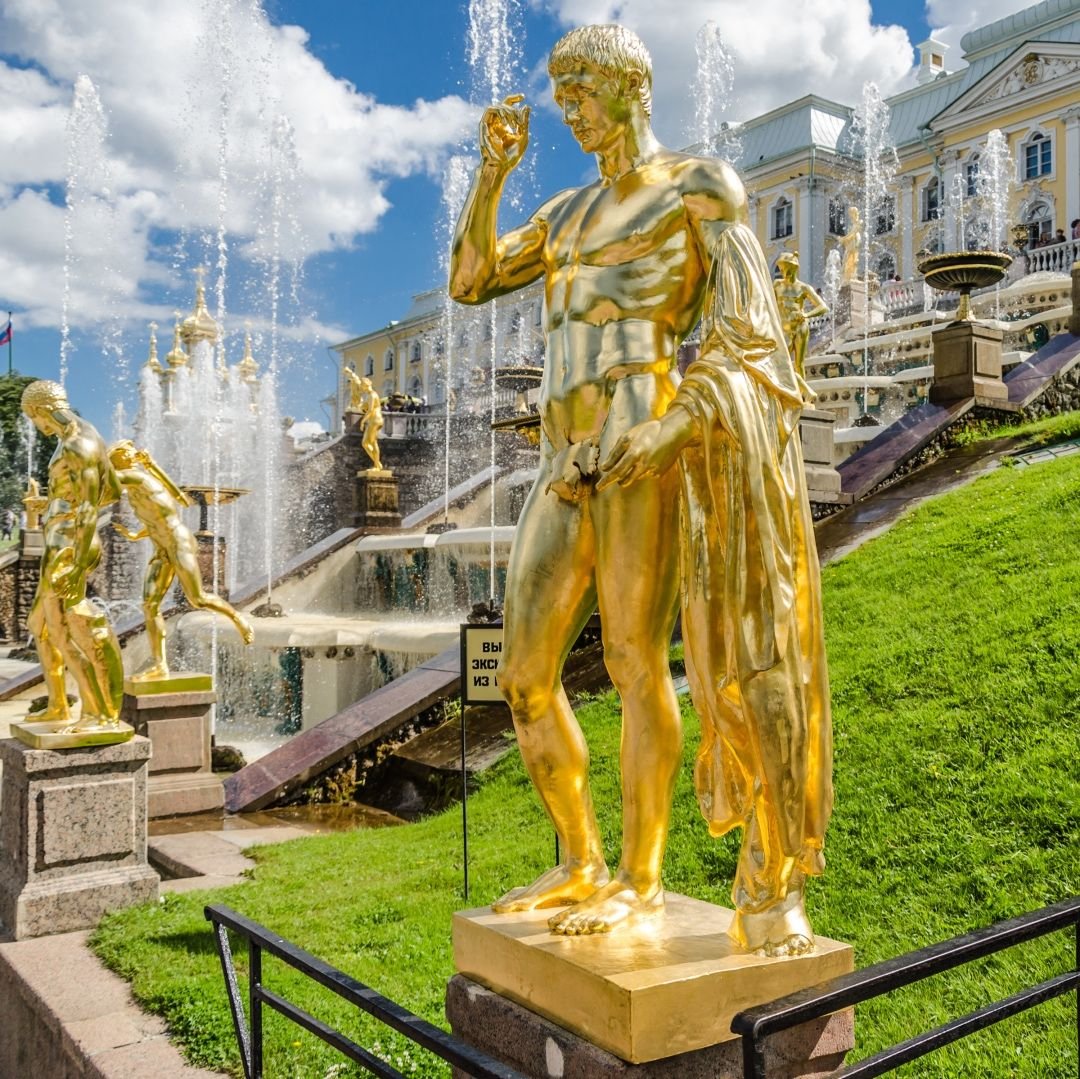 Петергоф статуи золотые Германик