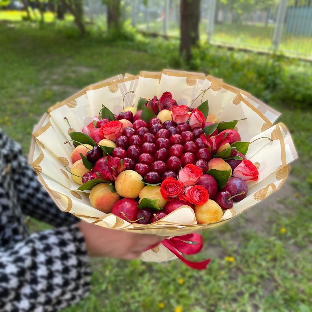 Фруктовый букет из черешни и абрикосов