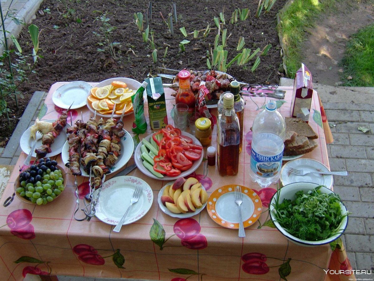 Стол на природе с шашлыками