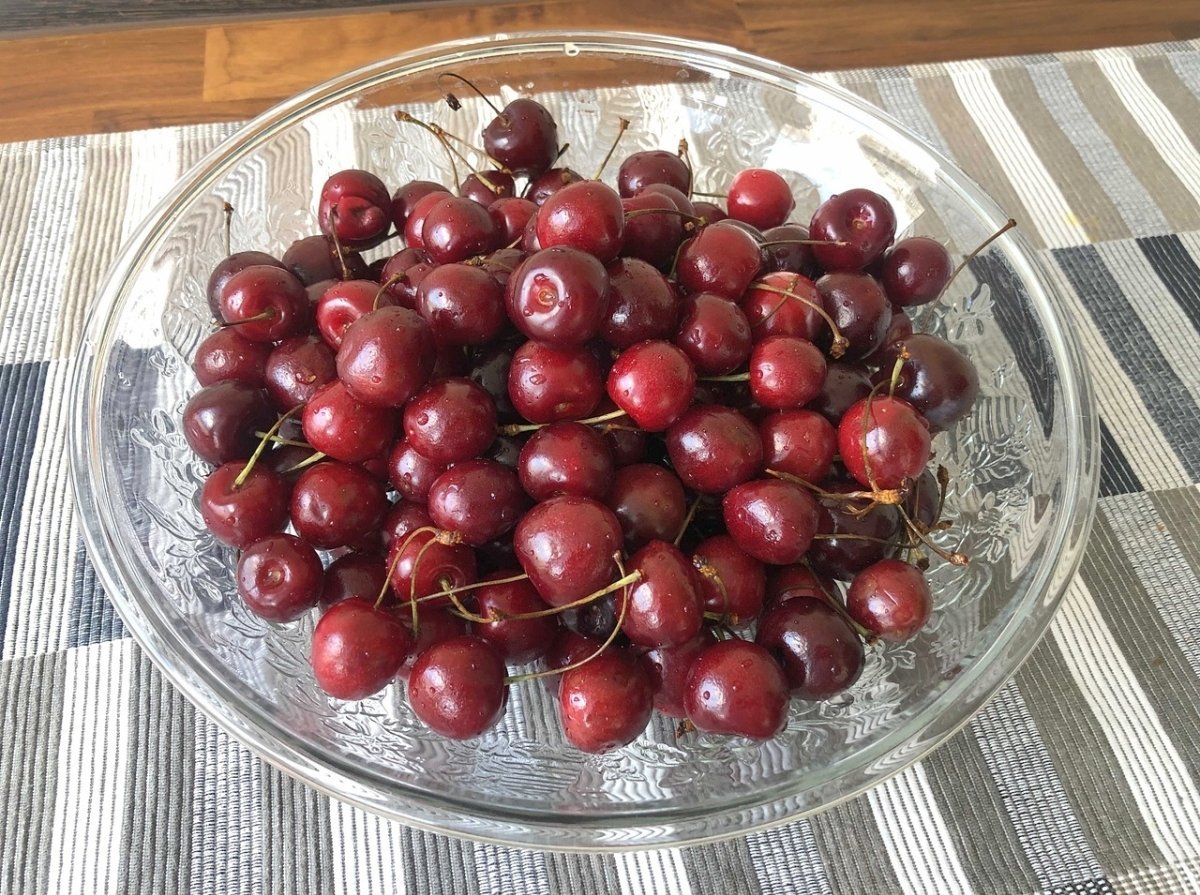 Сладкая белая черешня