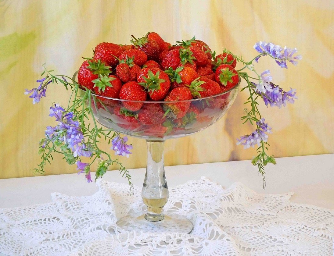 Ваза с клубникой