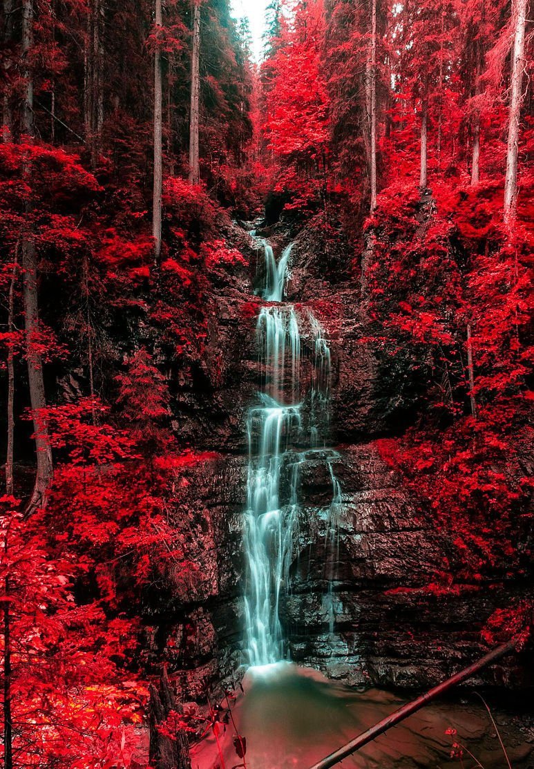 Красный водопад