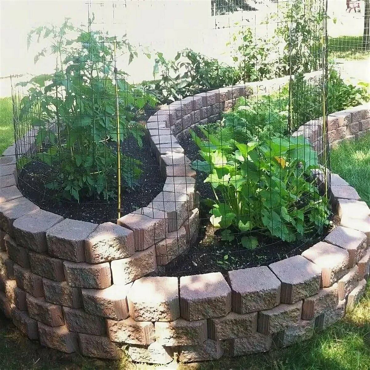 Высокая клумба из камня
