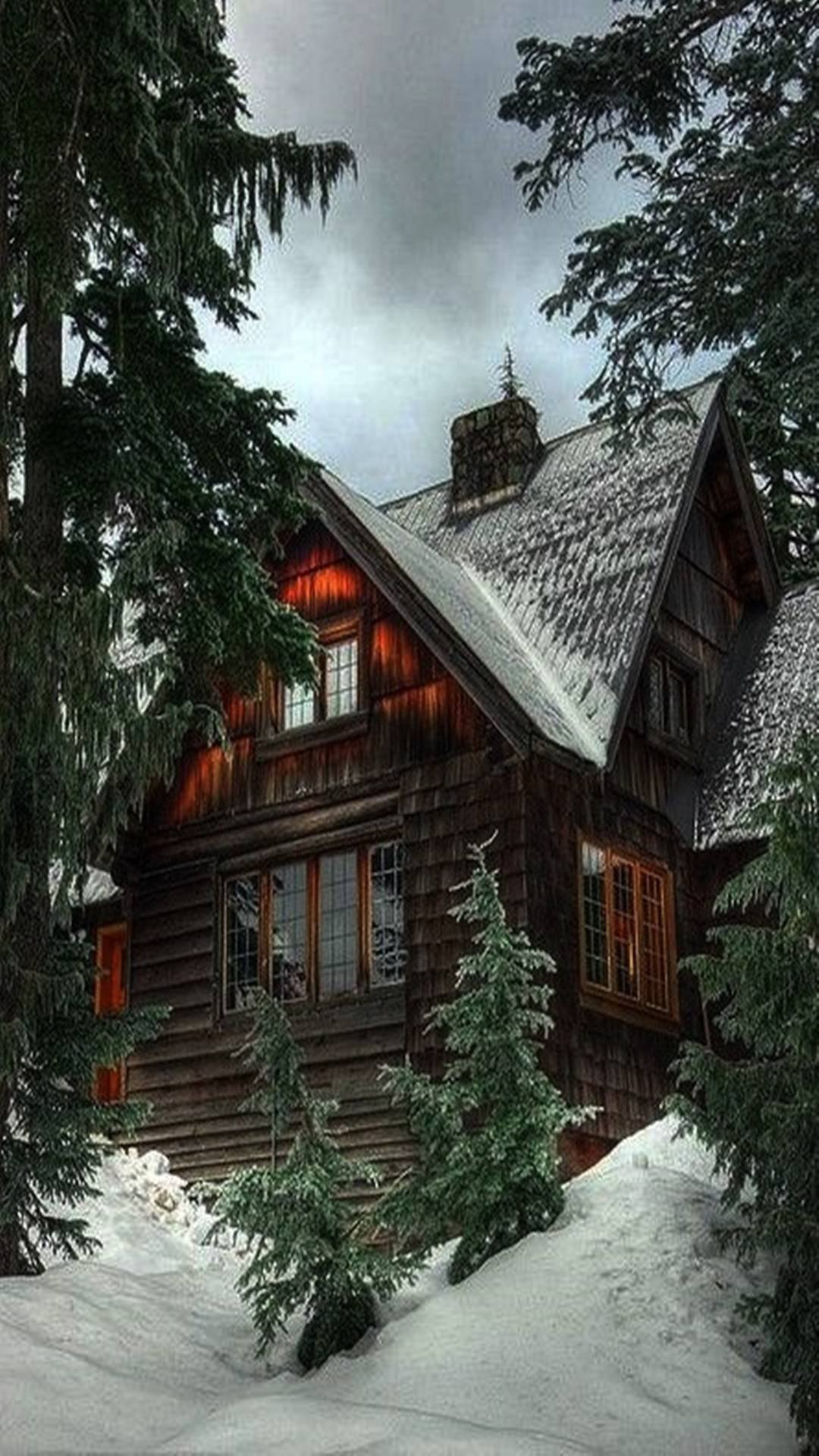Деревянный домик зимой