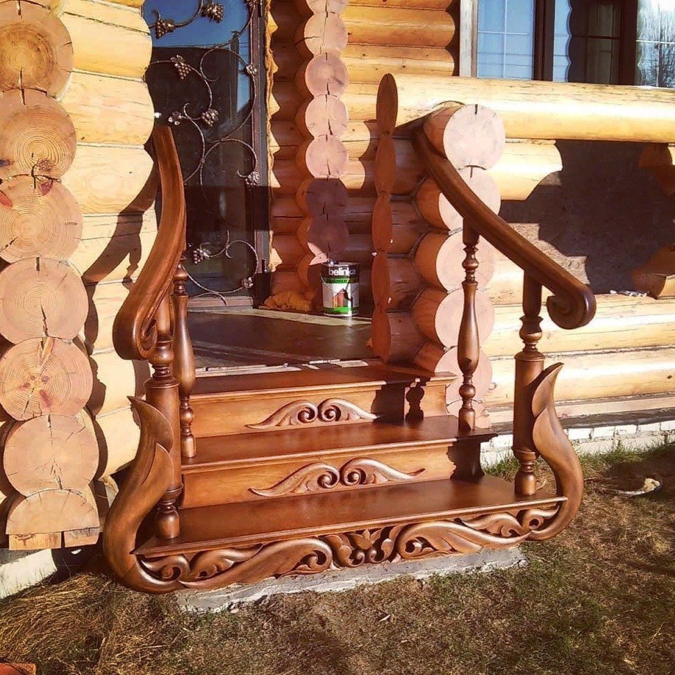 Резное деревянное крыльцо