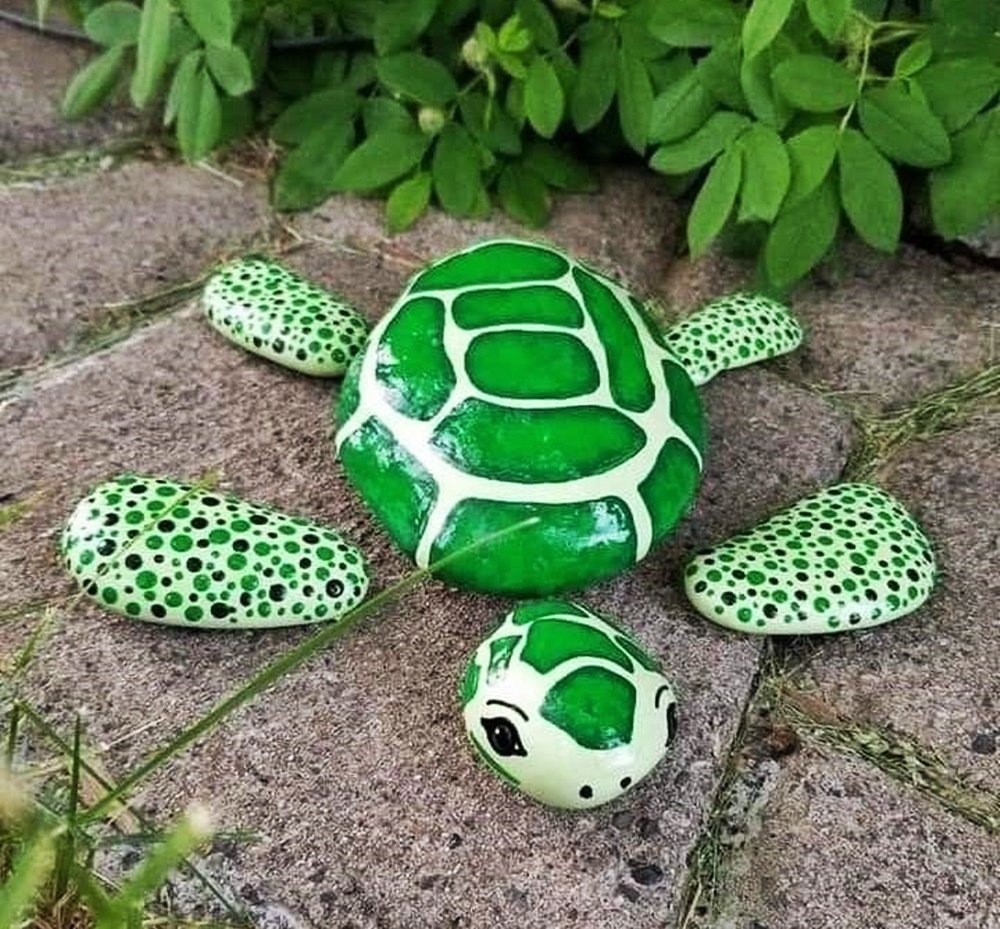 Лягушка из камня для сада
