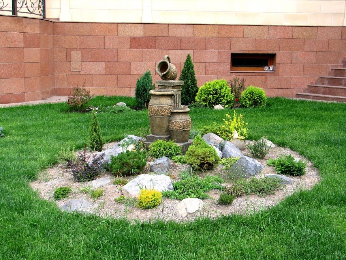 Круглая клумба с камнями