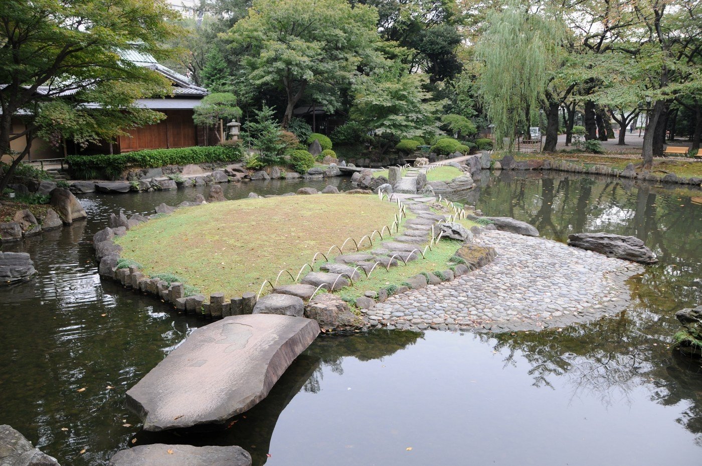 Японский пруд. Пруд в саду Япония. Дендра парк японский сад. Прудик в китайском саду. Китайский сад в Цюрихе.
