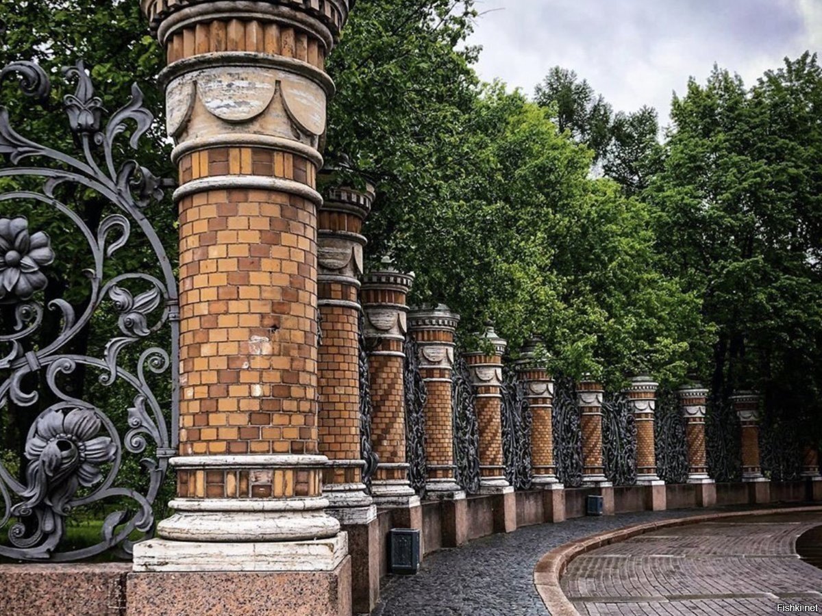 Ограда Михайловского сада в Санкт-Петербурге