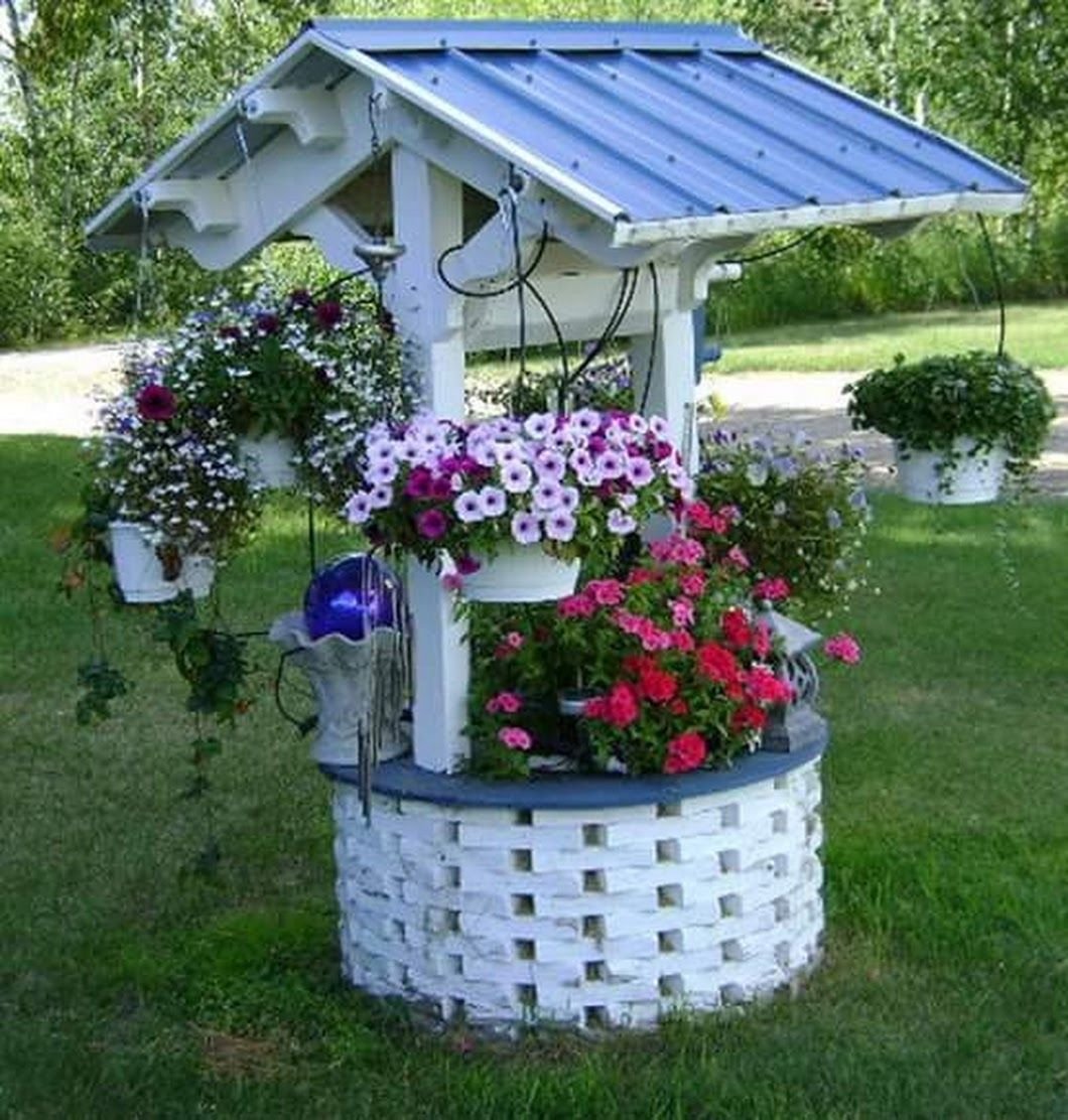 Клумба колодец