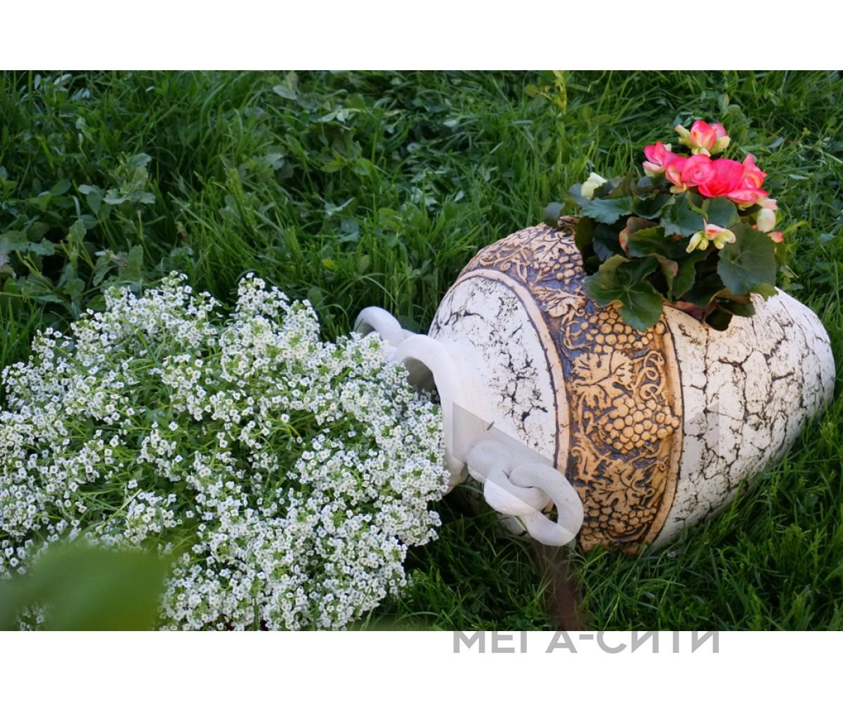 Клумба с кувшином