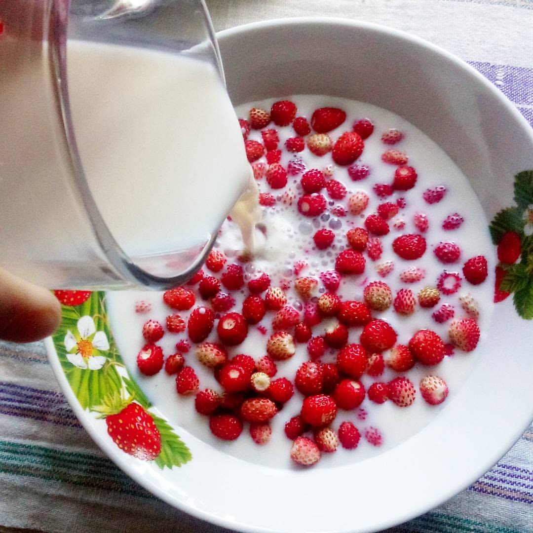 Клубника с молоком