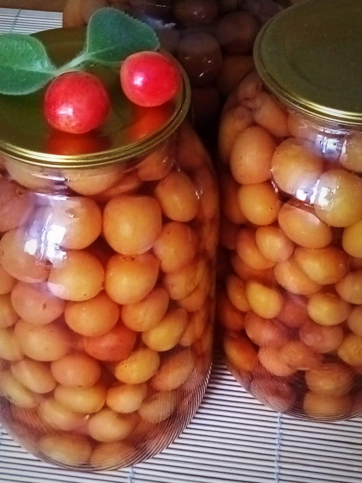 Черешня консервированная желтая