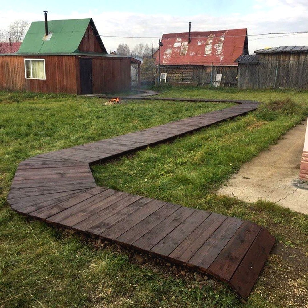 Дорожки из дерева на участке
