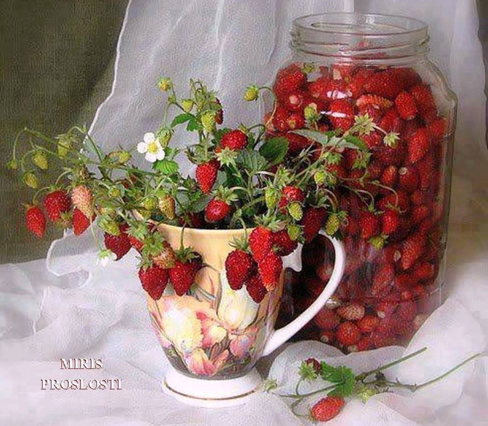 Земляника в кружке