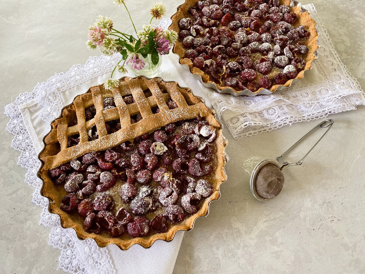 Корзинка с пирогом и сливами
