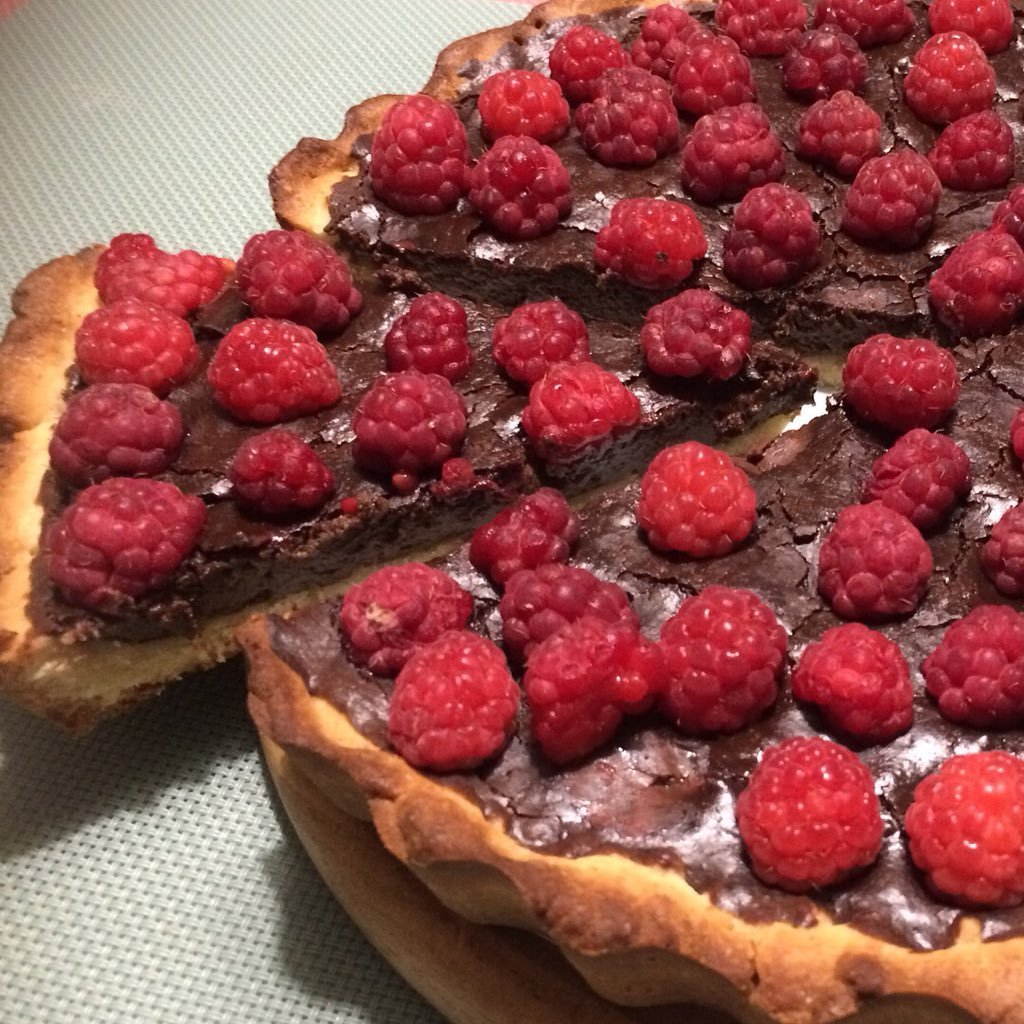 Тарт с малиной и фруктами