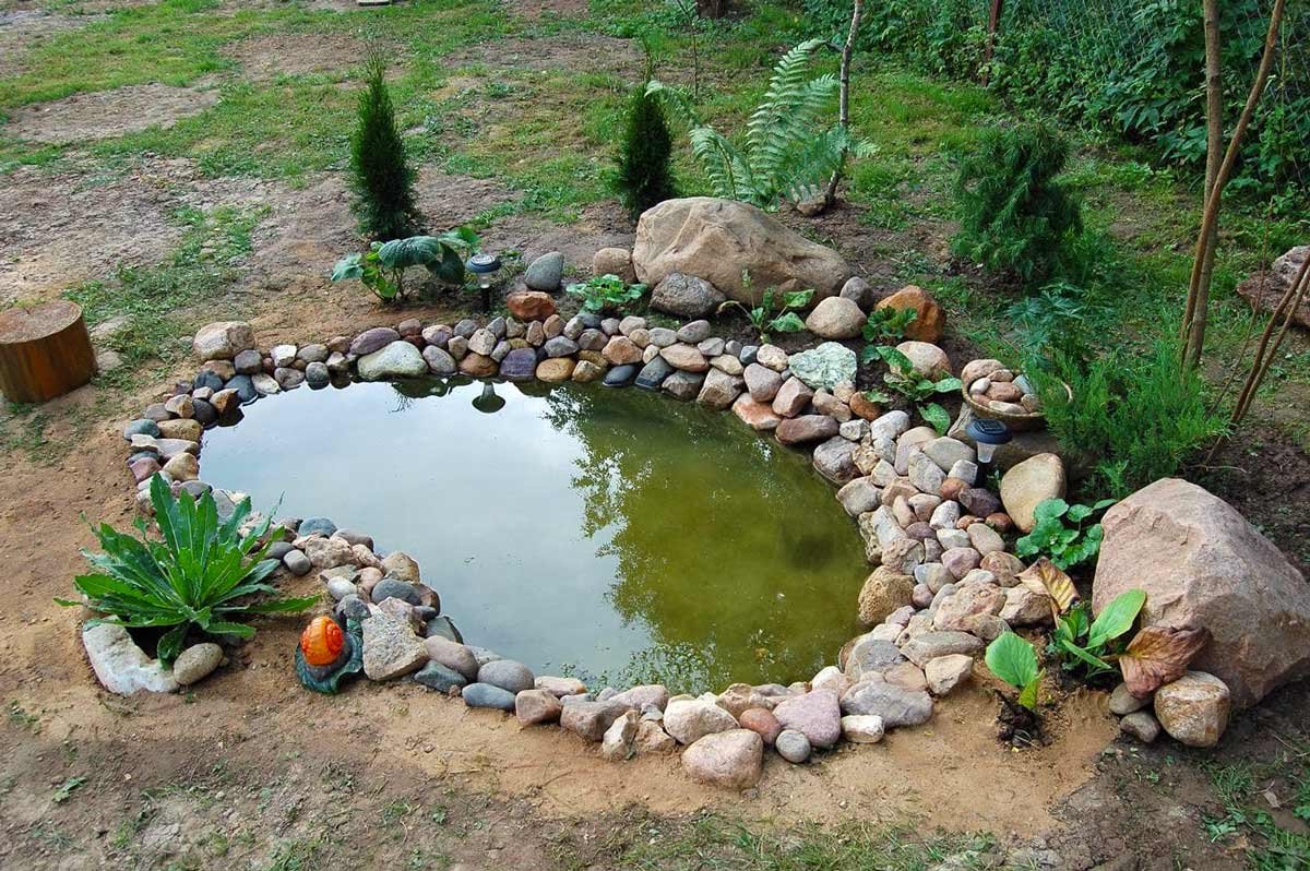 Небольшой водоем на участке