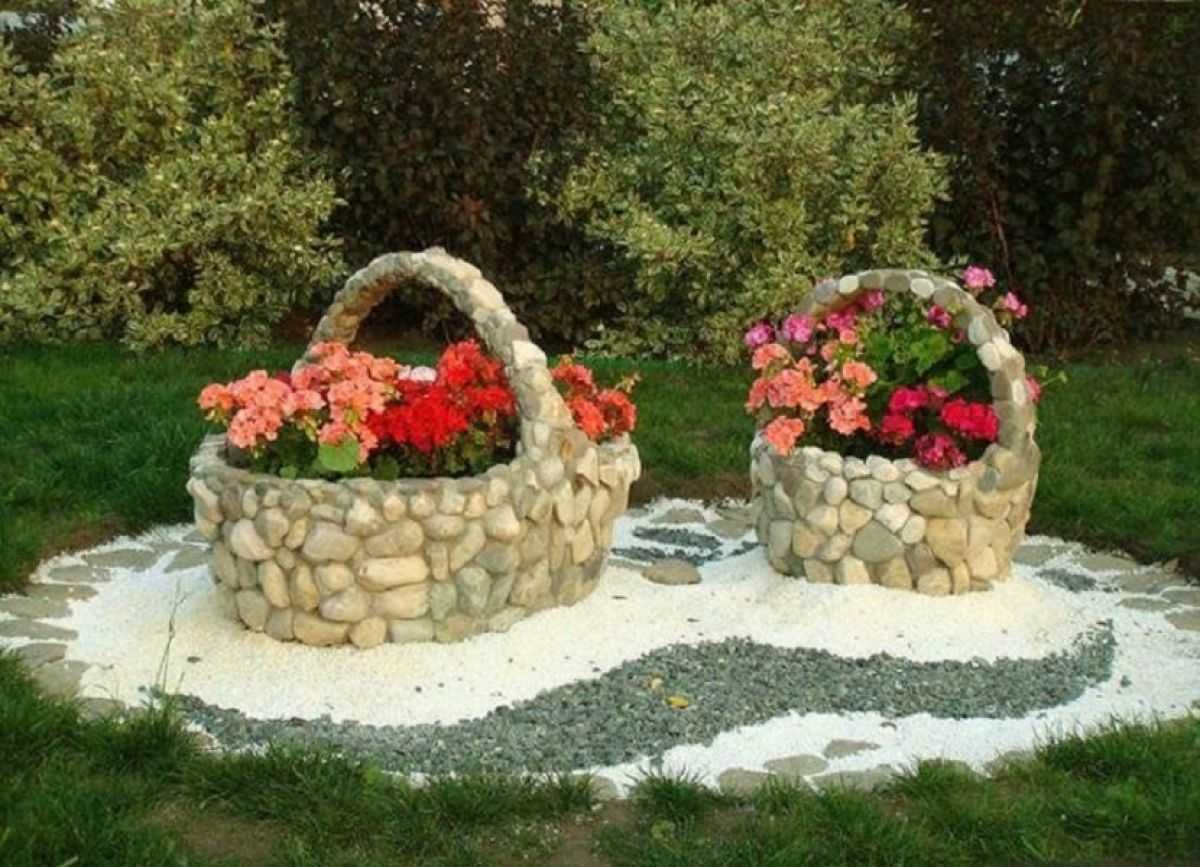 Клумба обложенная камнями
