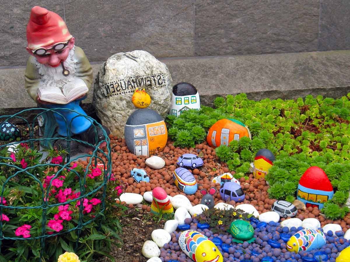 Украшение сада фигурками