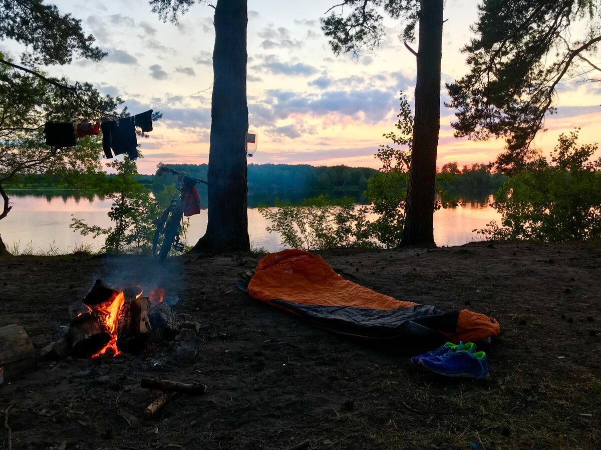 Палатка на берегу озера