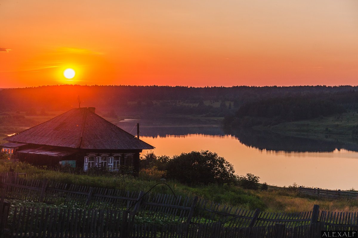 Красивый закат в деревне