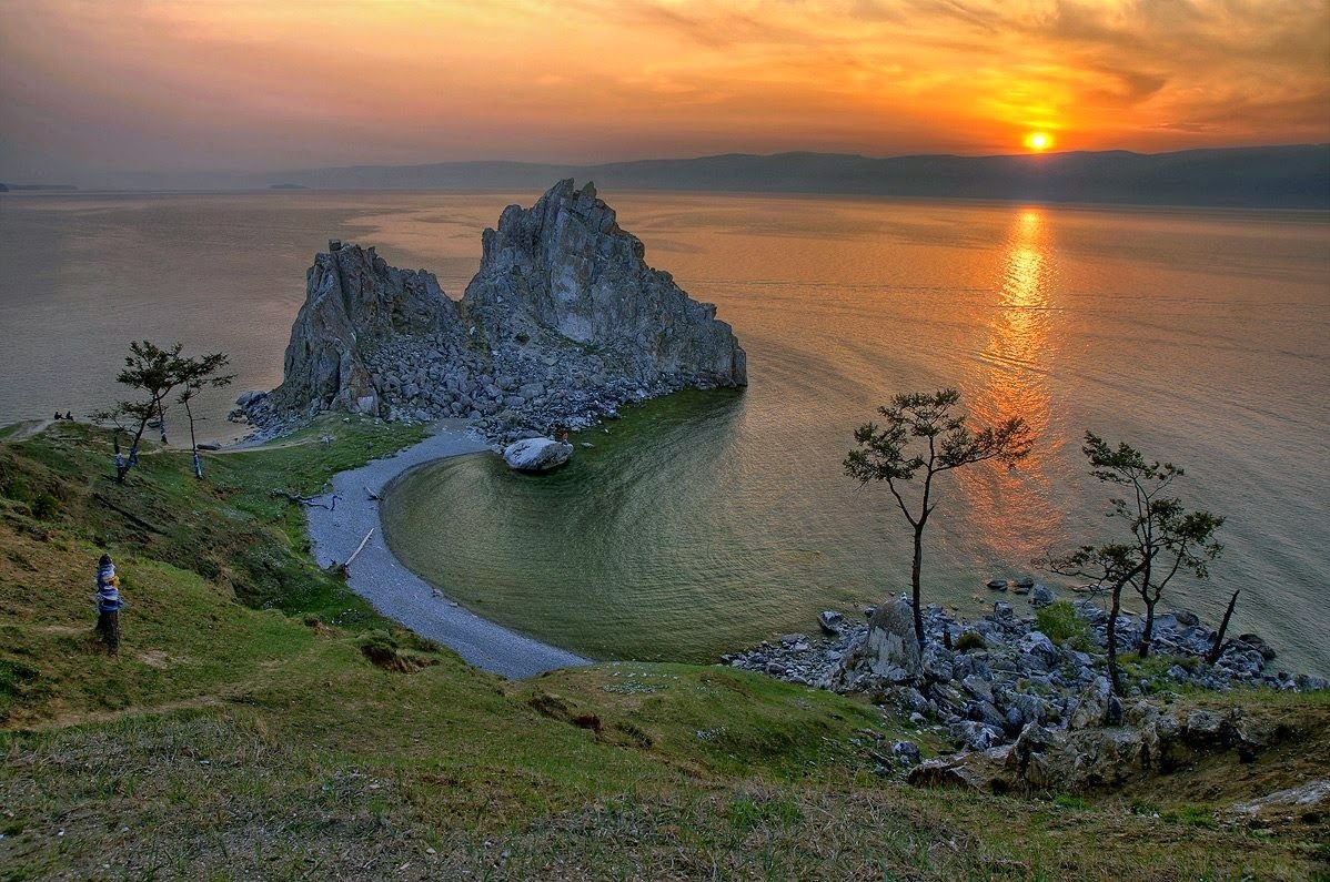 Мыс Бурхан скала Шаманка