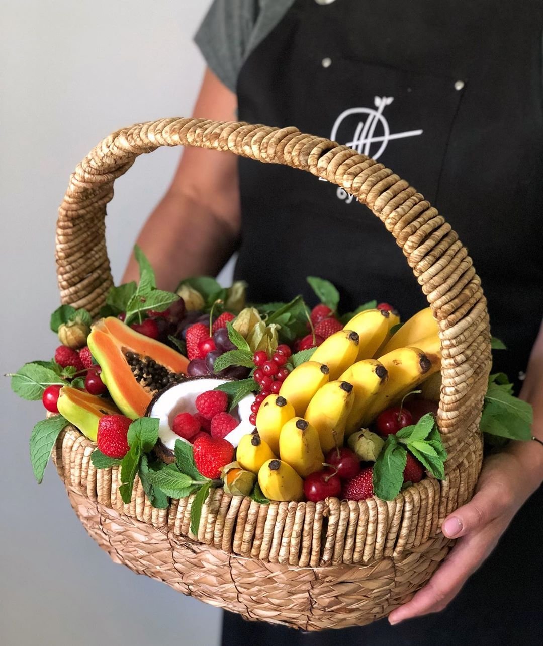 Корзина с фруктами и сладостями