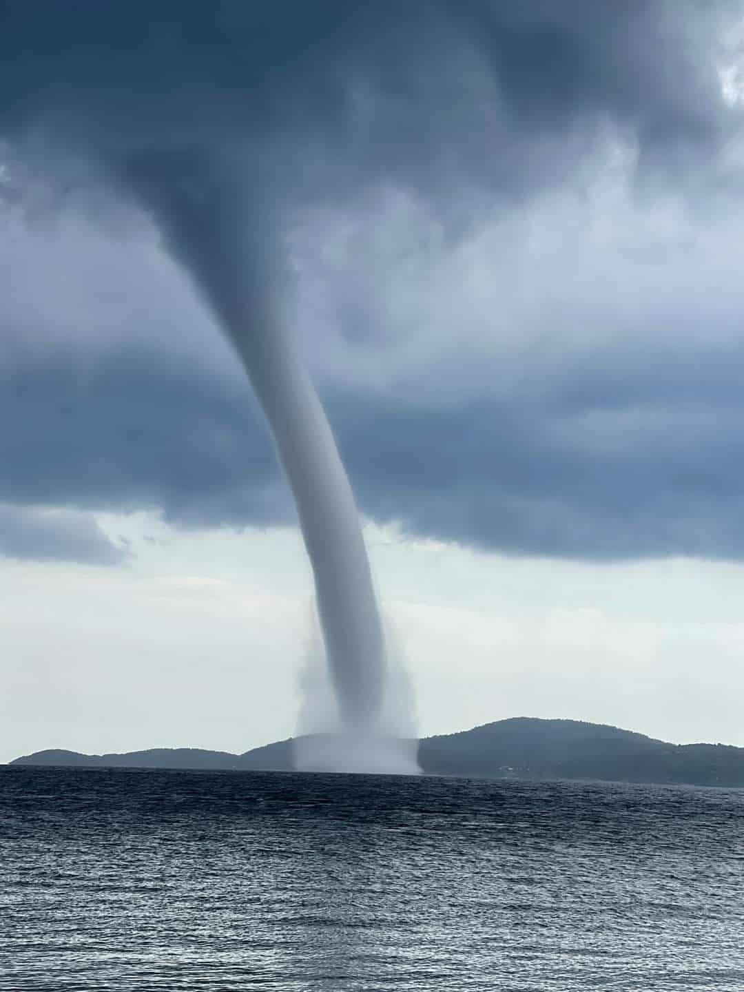 Большой водяной смерч
